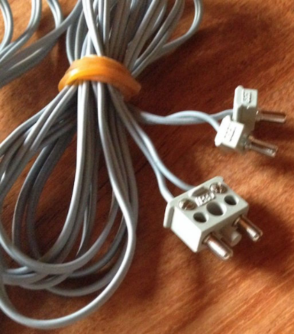 Lego Electric, Wire 12V / 4.5V with two 1-prong connectors and one 2-prong connector with middle pin, 190 Studs Long