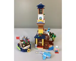 31118 Surfer Lighthouse