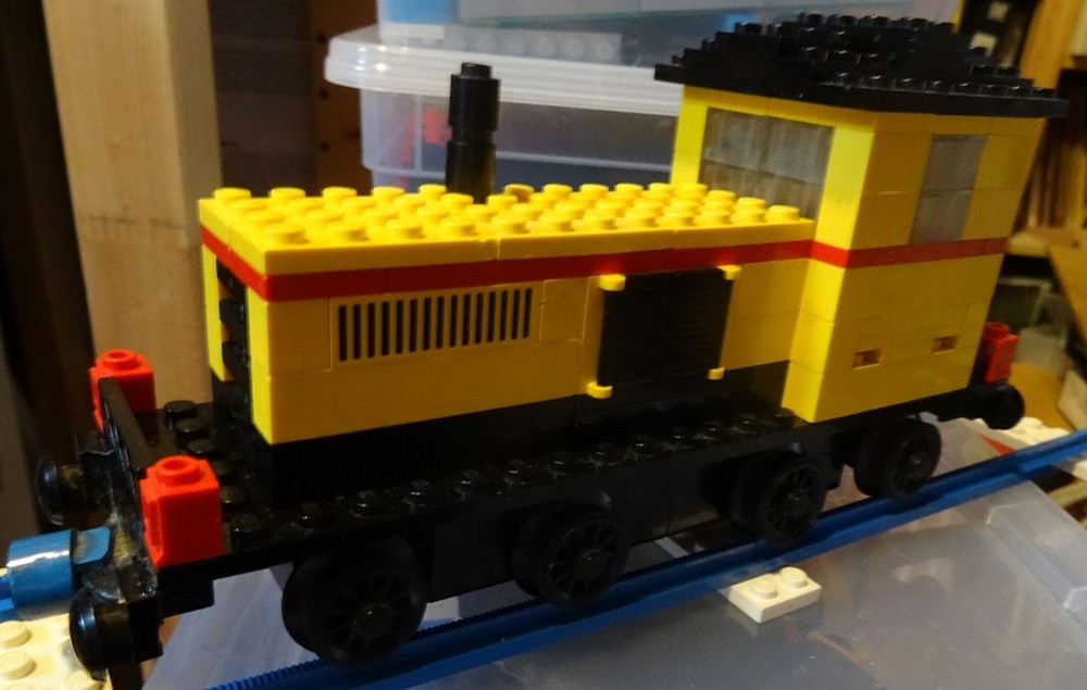 Lego Yellow diesel-locomotive modification of 162A