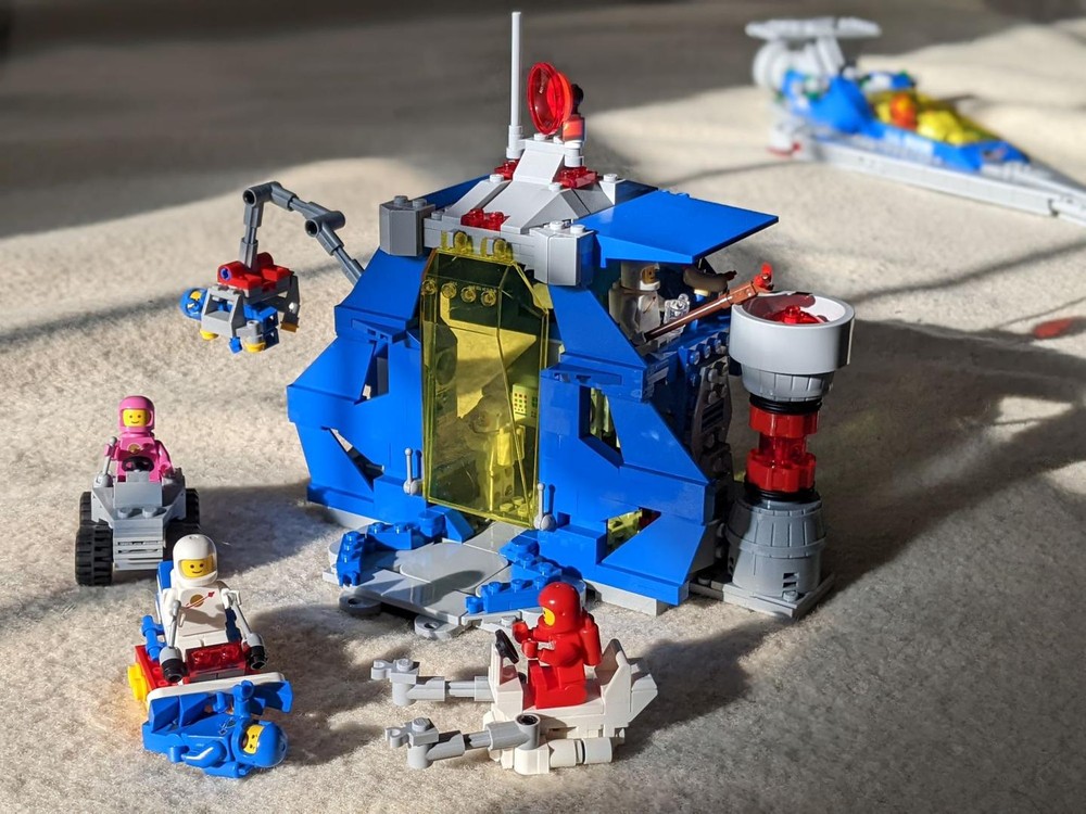 Lego Space Research Station (alternative, with Galaxy Transport) from 10497 Galaxy Explorer.