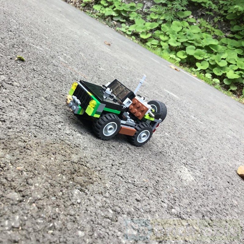 Lego Military Jeep (6 studs wide)
