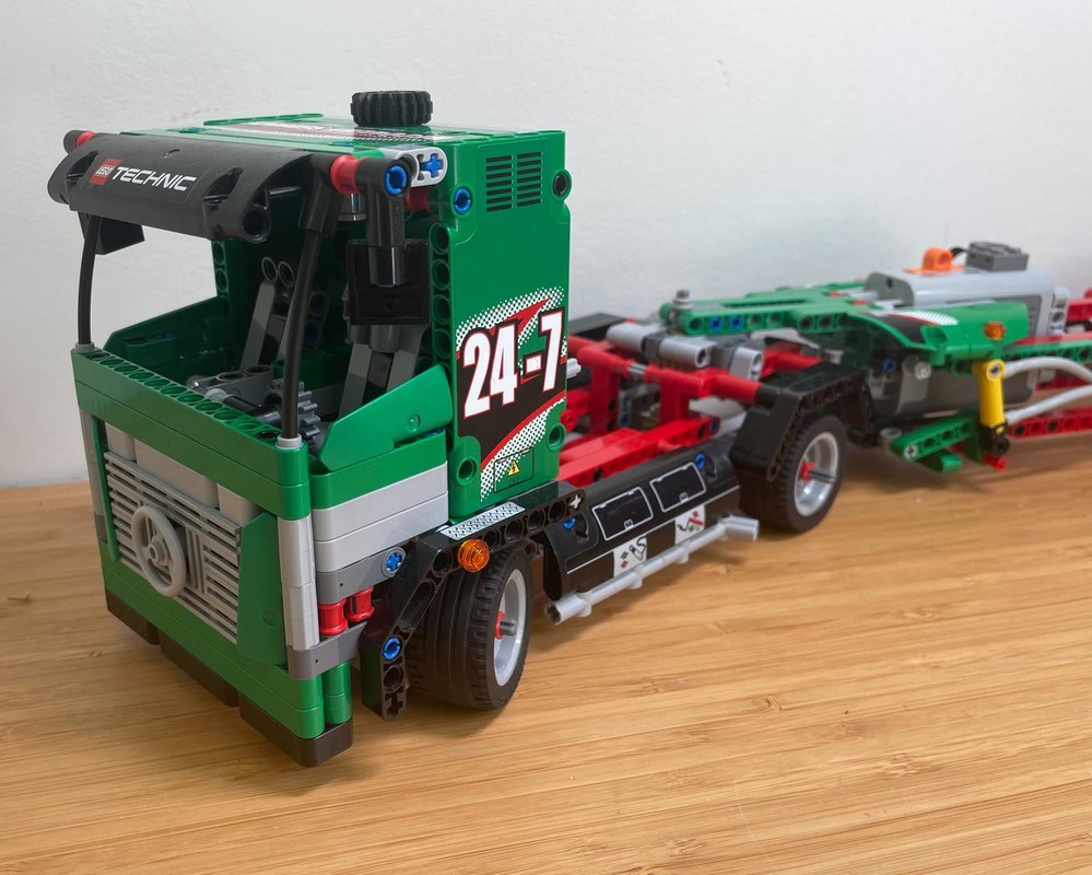 Lego Mercedes truck and trailer 42008 alt