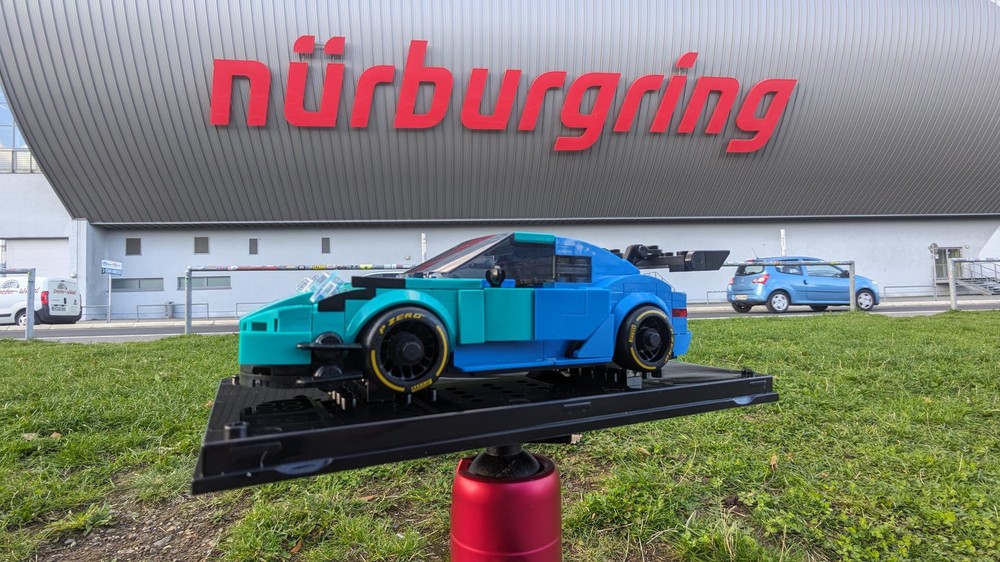 Lego Porsche 992 GT3 R Falken