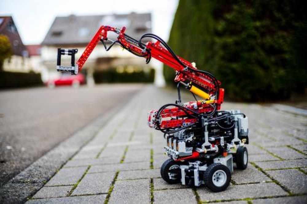 LEGO Technic Pneumatic Lifting Ramp