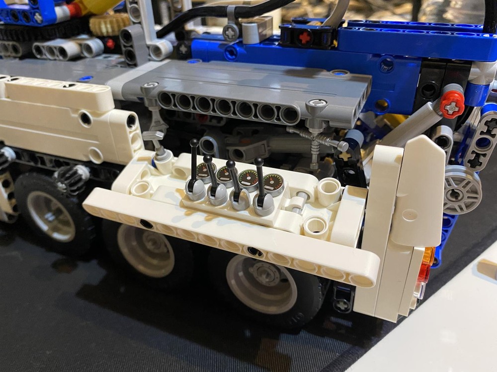 Lego 42128 Heavy Duty Tow Truck - Foldable Panel with hydraulic switches and tools Englisch / Deutsch