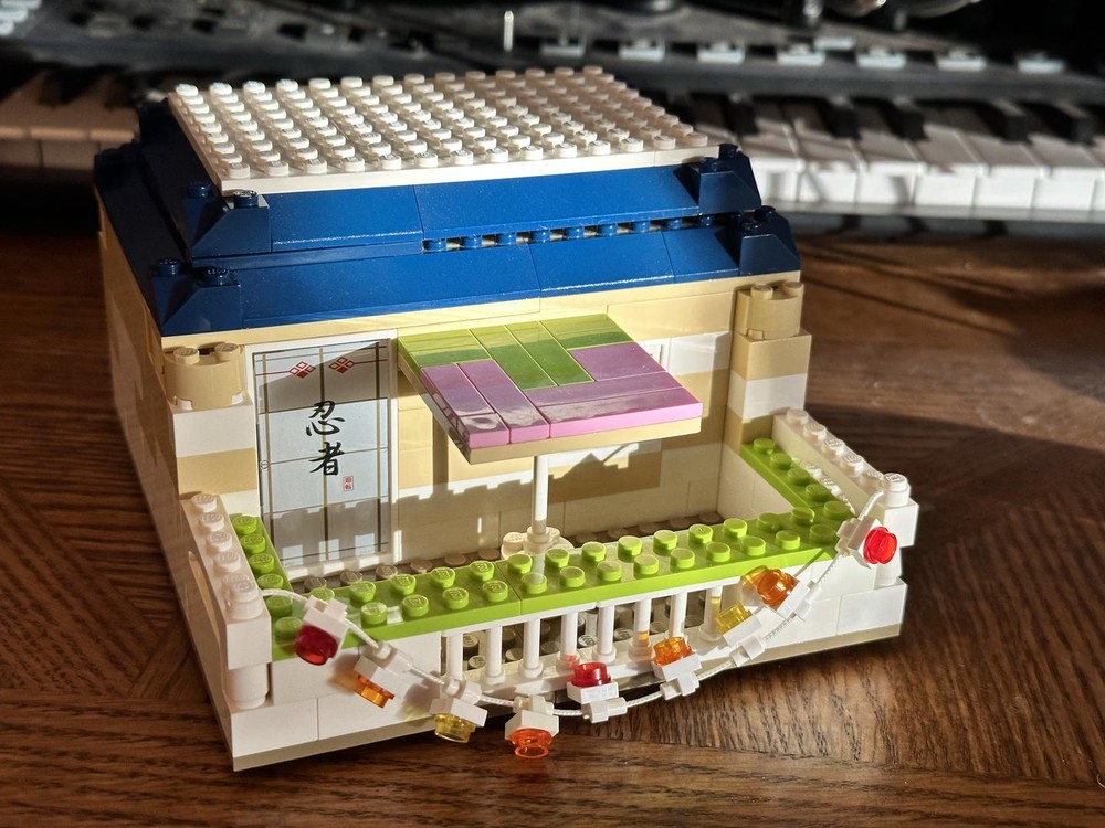 Lego Sunshine Cottage: Second Level & Roof