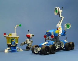 Recon vehicle with comm station