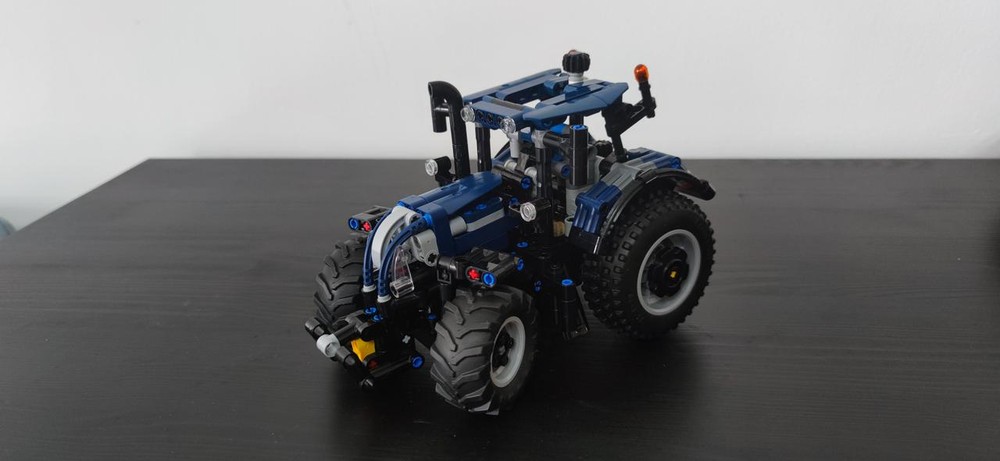 Lego New Holland T7 heavy duty tractor