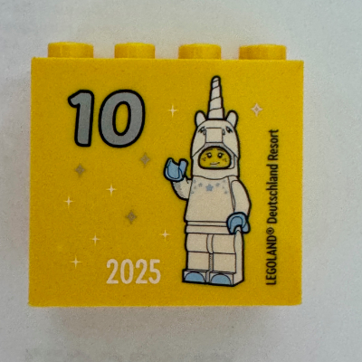 Lego Brick 2 x 4 x 3 with 'LEGOLAND Deutschland Resort 10 2025', (Besuchsmeister Silber) Print / Yellow