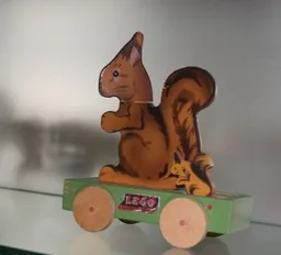 Wooden Pull-Along - Squirrel with Cub, Movable {Bevægelig Egern med Unger}