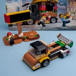 60404 Retro Futuristic Racing Truck