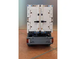 Refrigerated semi-trailer