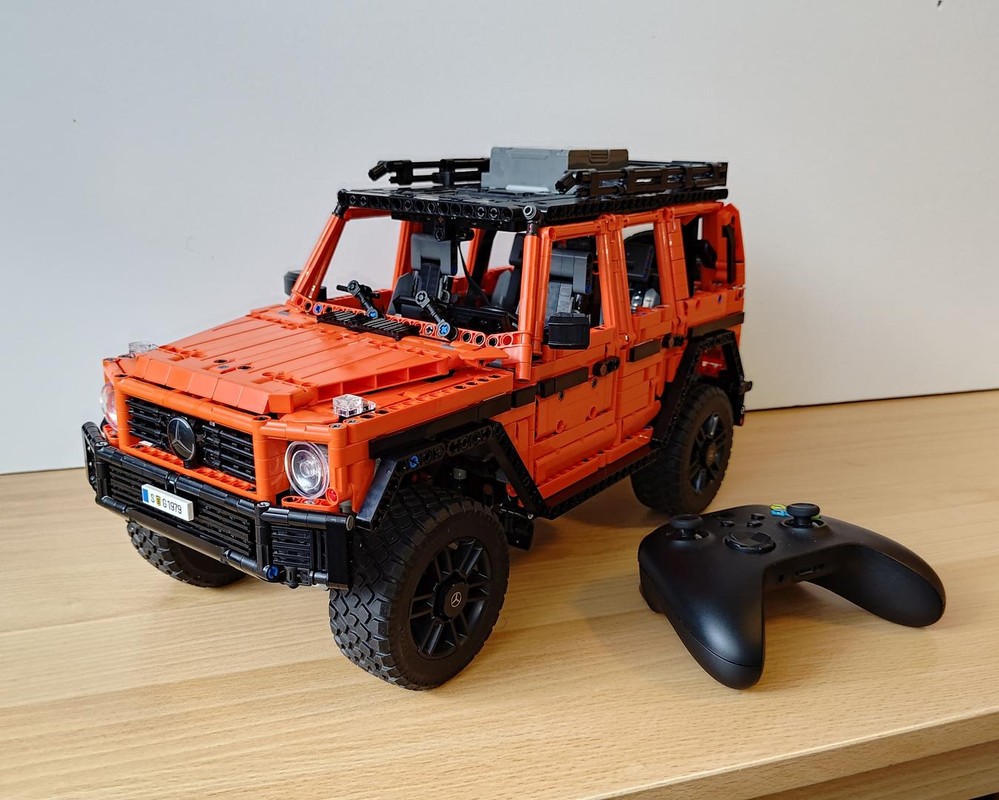 LEGO 42177 - Mercedes-Benz G500 – Modified using Powered Up parts