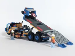 Tow truck with moving flatbed and tailgate
