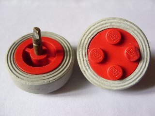 Lego Wheel with 4 Studs and Metal Axle Cam for Motor with Light Gray Tire Smooth - Small Solid (7039b / 132old)