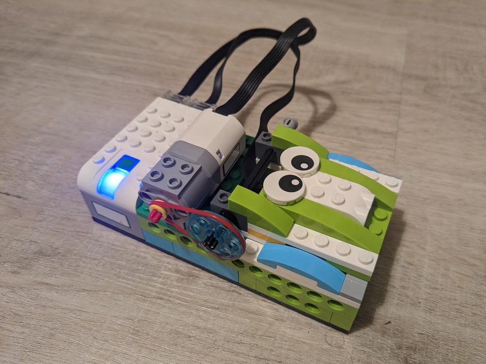 Lego WeDo Crocodile-styled automatic trash can