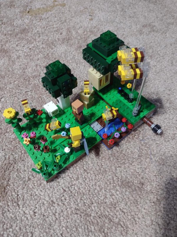 Lego Extension of 21165, Bee friendly flower garden