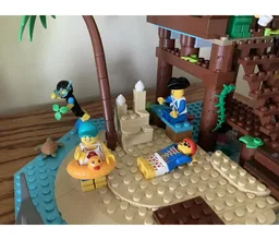 21322 Pirate Beach Hut
