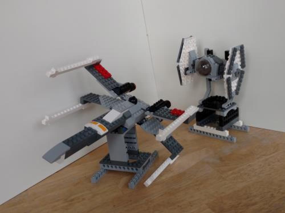 Lego X-wing versus Tie Fighter - An alternate build of the Star Wars Rebels Ghost
