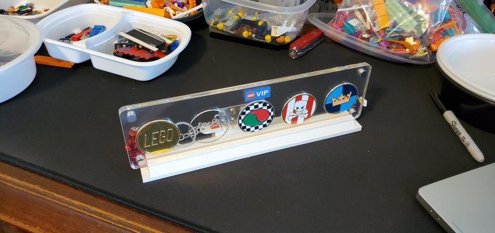 Lego Holder for the 5 VIP Coin Holder using 40172-1 Brick Calendar stand parts (alt build)