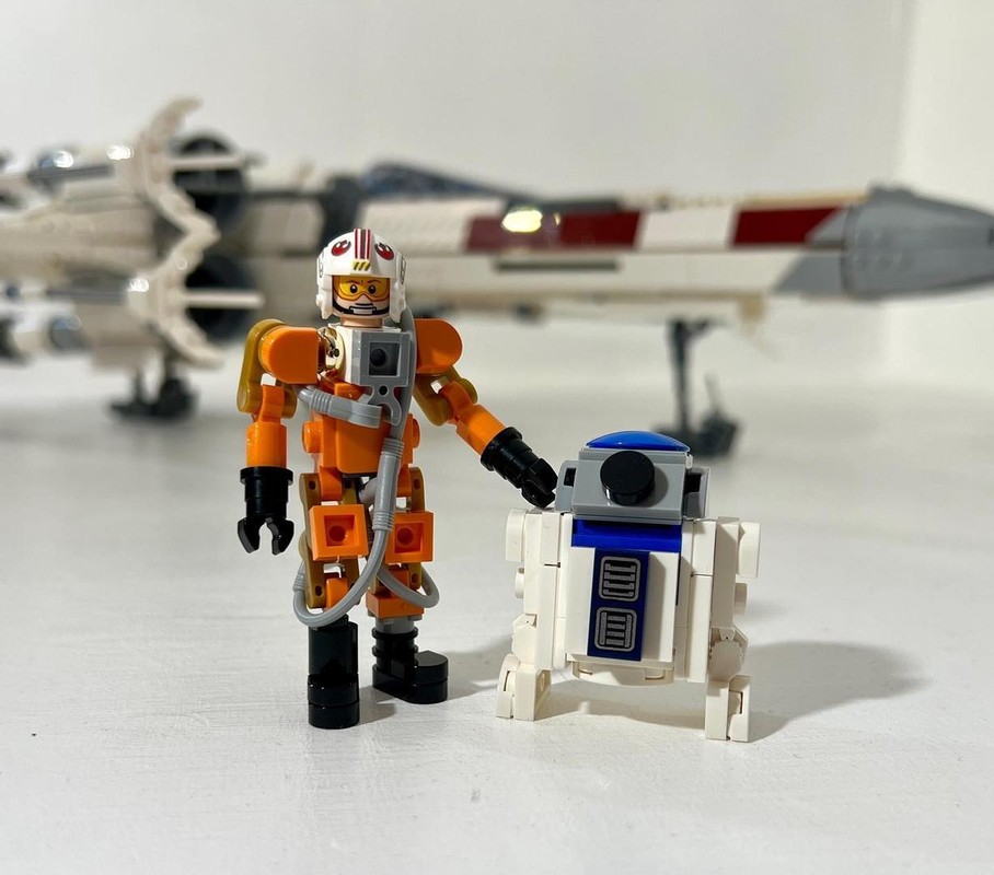 Lego Luke and R2 scaled to UCS X Wing