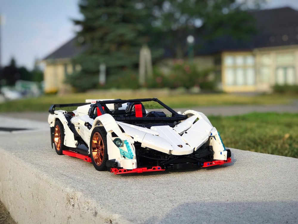 Lego Lamborghini Veneno Roadster - 50th Anniversary Pirelli Edition