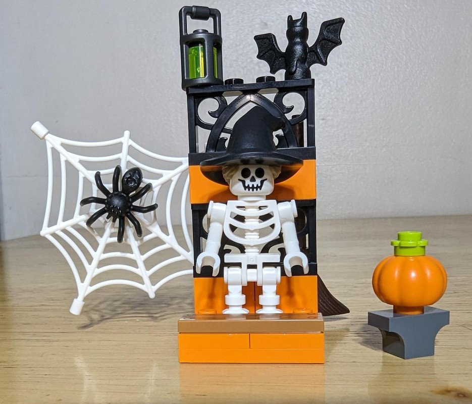 Lego Halloween VIP Pack Minifigure Stand