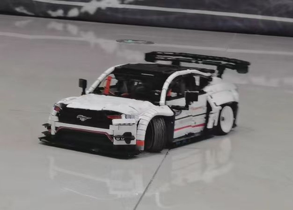 Lego Ford Mustang Mach-E 1400