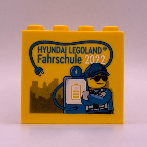 Lego Brick 2 x 4 x 3 with 'HYUNDAI LEGOLAND Fahrschule 2022' and Minifigure with Electric Charger Print / Yellow