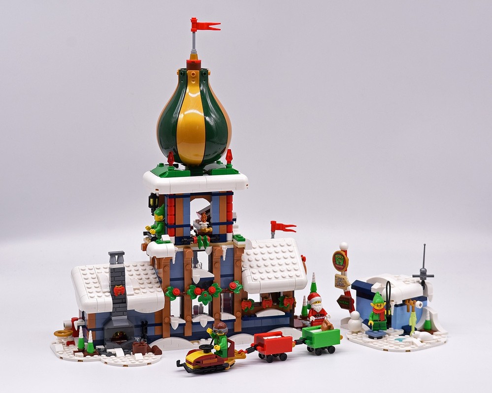 Lego Santa's Winter Palace // alternate build of LEGO 10339 Santa's Post Office