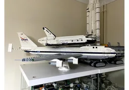 Boeing 747-100 (6 upper windows)