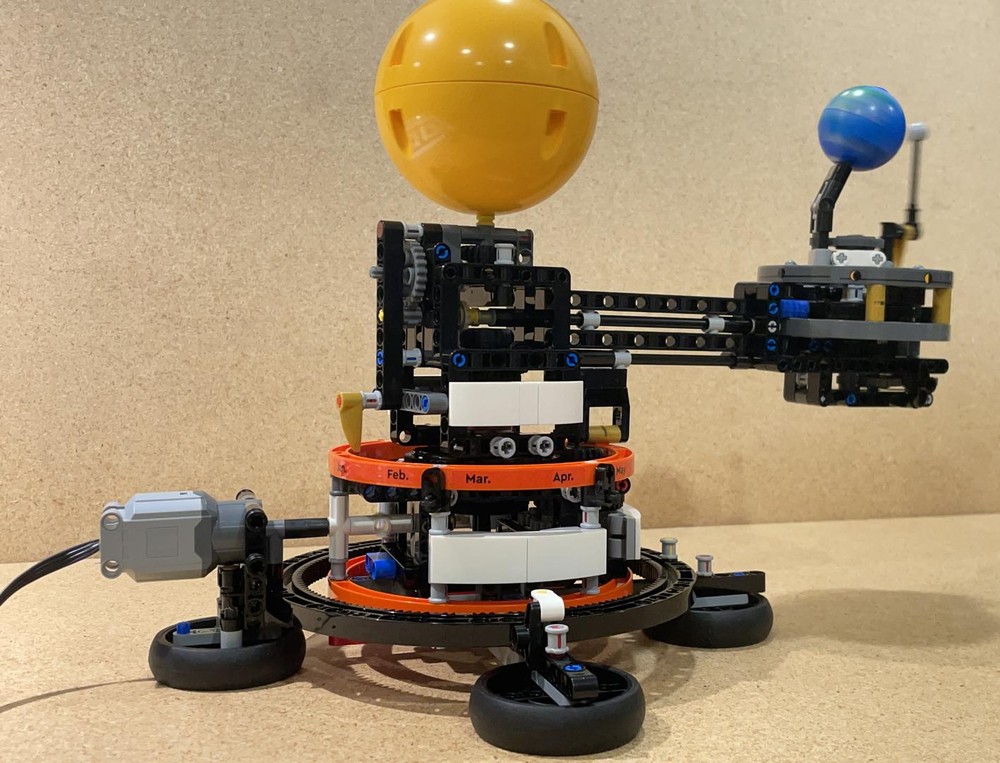Lego Motor mount for Planet Earth and Moon in Orbit