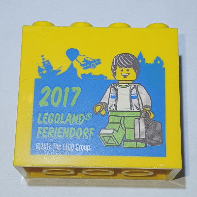 Lego Brick 2 x 4 x 3 with 'LEGOLAND FERIENDORF 2017', Minifigure with Suitcase Print / Yellow