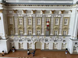 Buckingham Palace facade (minifig scale)