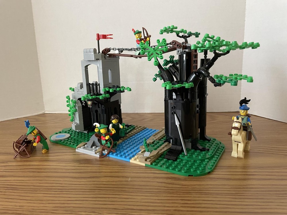 Lego Forestmen rickety ladders: A 10305 Lion Knights' Castle + 40567 Forest Hideout Alternate Build