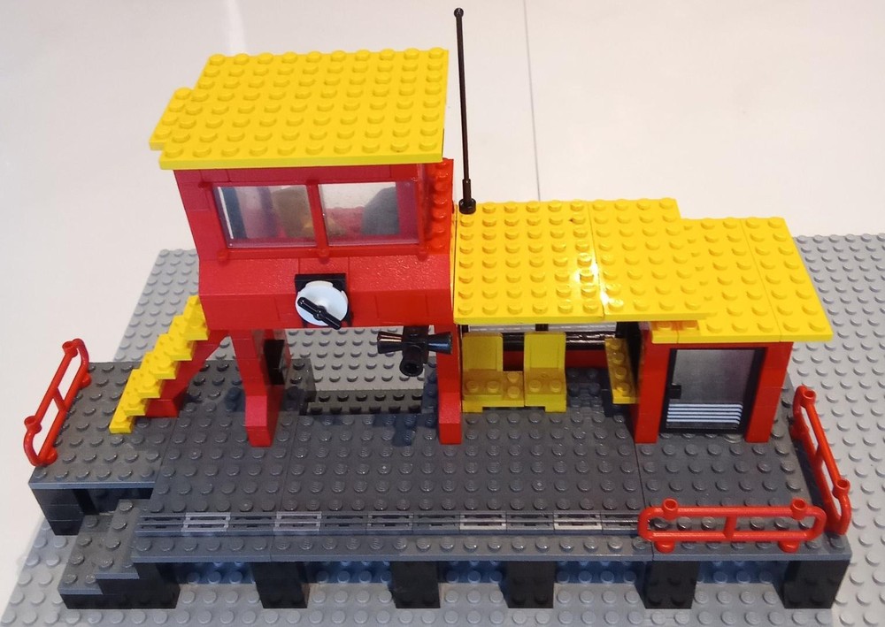 Lego Gare rouge et jaune (Red and yellow station)