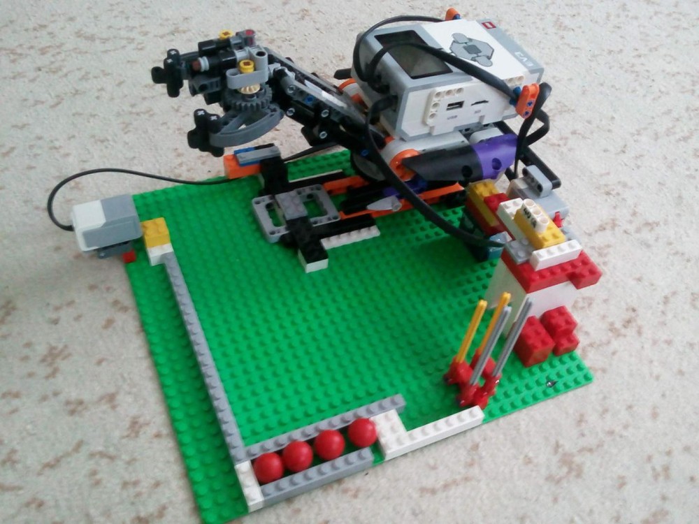 Lego BallArm - a robotic arm which transport balls to the basket