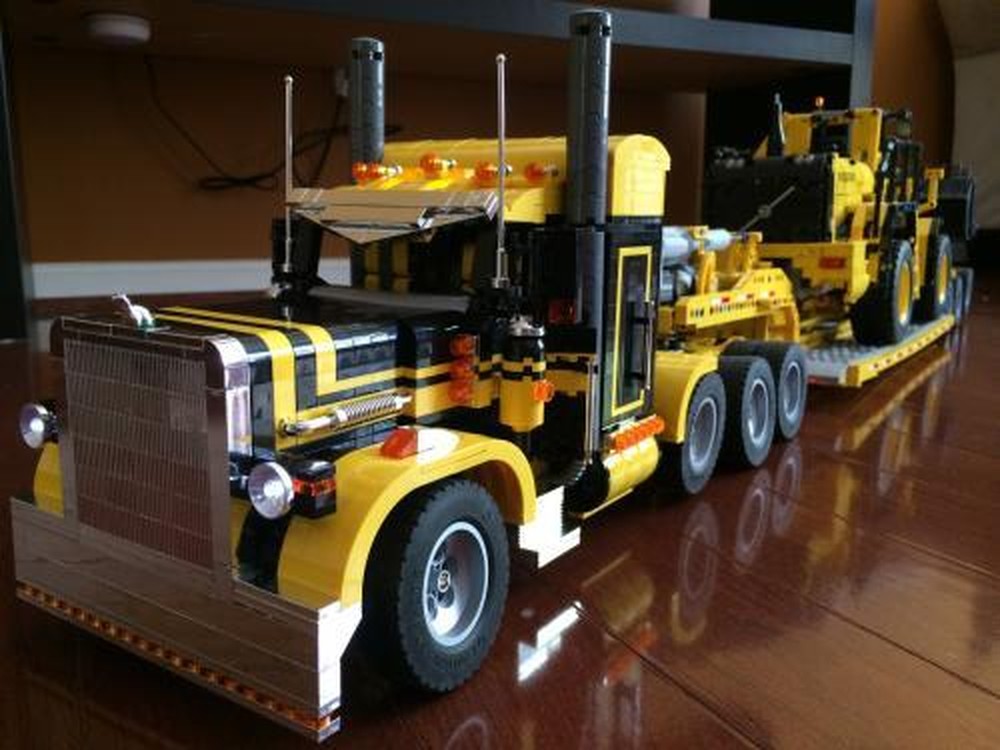 Lego Peterbilt 379 Semi Truck 1:18 in yellow and black (Obsolete)