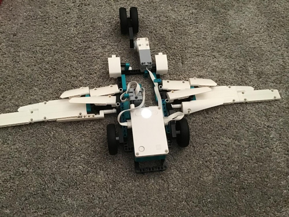 Lego Airplane chassis with functional landing gear and flaps
