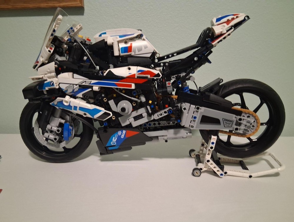 Lego BMW M1000RR 42130 License Plate Mod