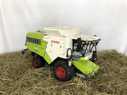 Claas Lexion 8900 Combine Harvester