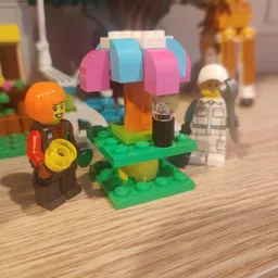 10696 Table with umbrella
