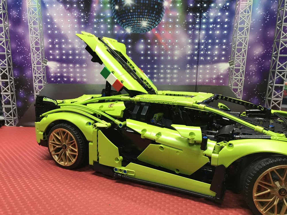 Lego 42115 Lamborghini Sian hinged engine cover with hold open linkage