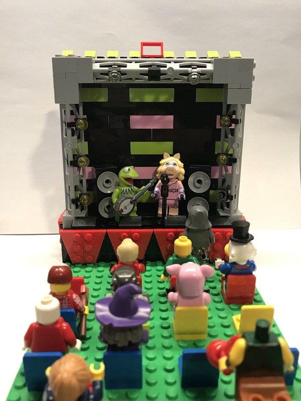 Lego Kermit The Frog and Ms. Piggy Stage