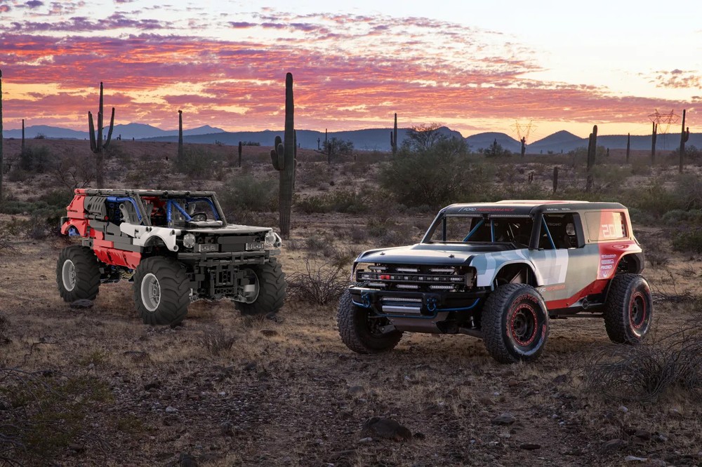 Lego Ford Bronco baja edition crawler