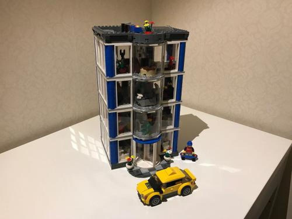 Lego Skyscraper with elevator