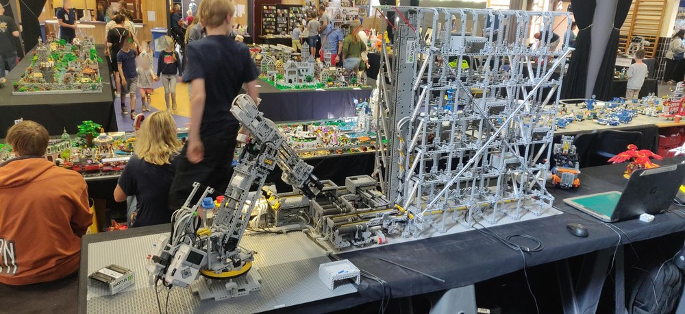 Lego Logistics warehouse [crane, robot, conveyors]