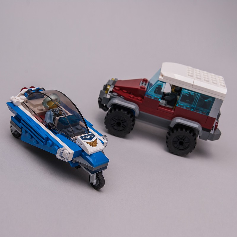 Lego 60209 Oldtimer SUV vs. Future PolicePatrolCar