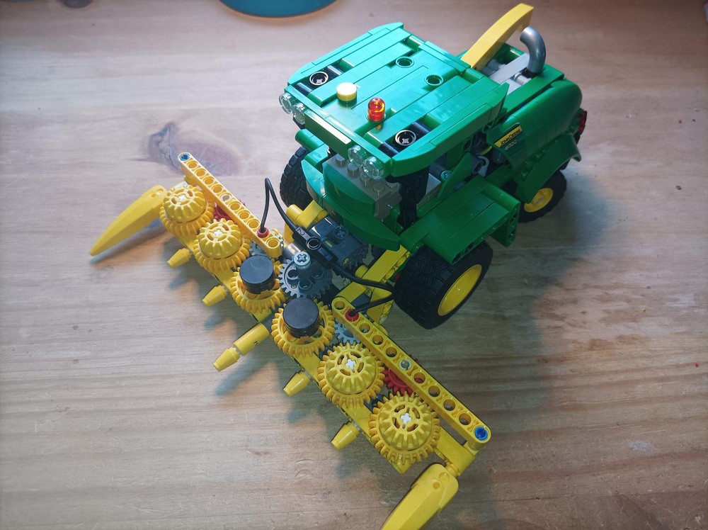 Lego 42168 John Deere Harvester motorized