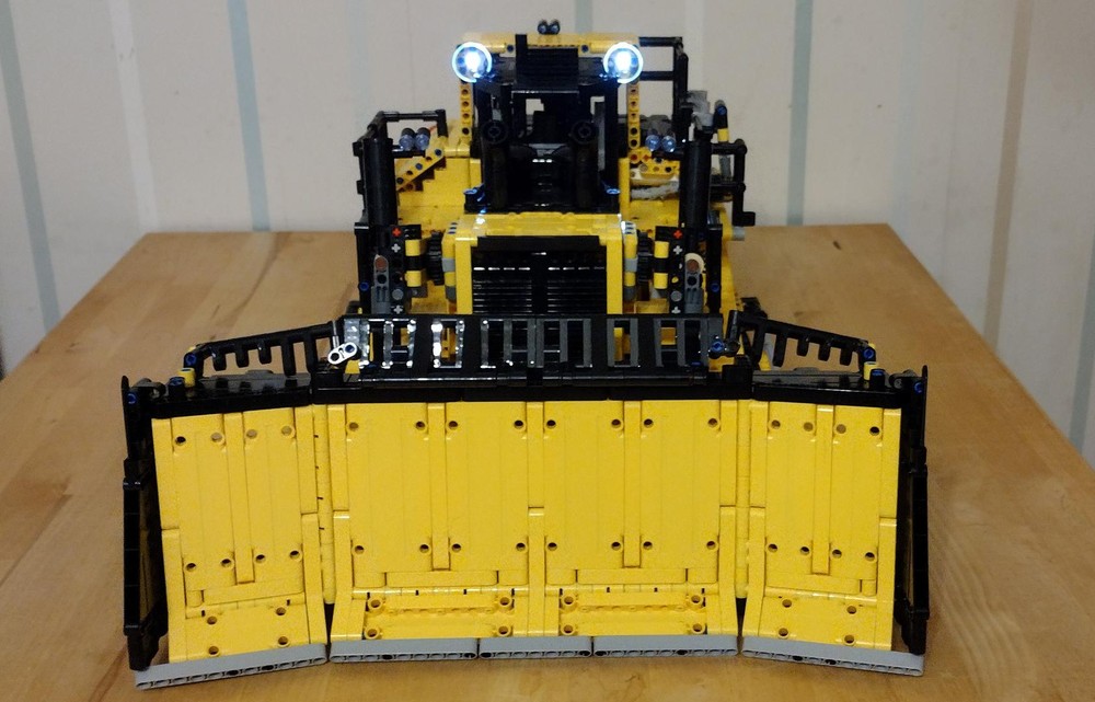 Lego 42131 CAT D11 Bulldozer with working lights.